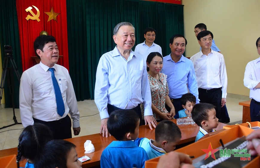 View - 	Tổng Bí thư, Chủ tịch nước Tô Lâm thăm, làm việc tại huyện đảo Cồn Cỏ